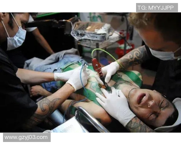 足球明星女性豹纹纹身艺术展示与时尚潮流解析